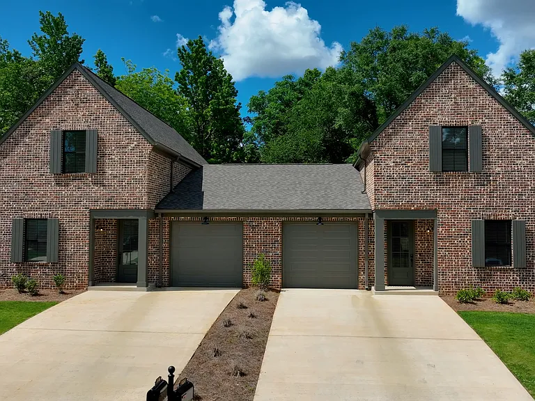 801 Stonebrook Ln — Photo 2