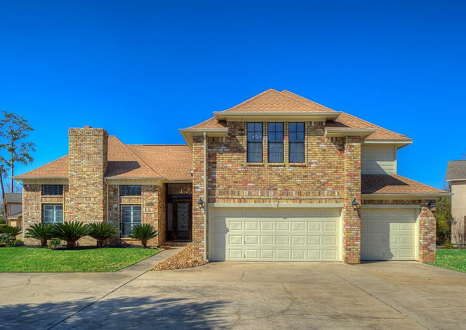 This waterfront beauty is ready for fun! 4/3.5/3 with updated interior,oversized garage, sprinkler s