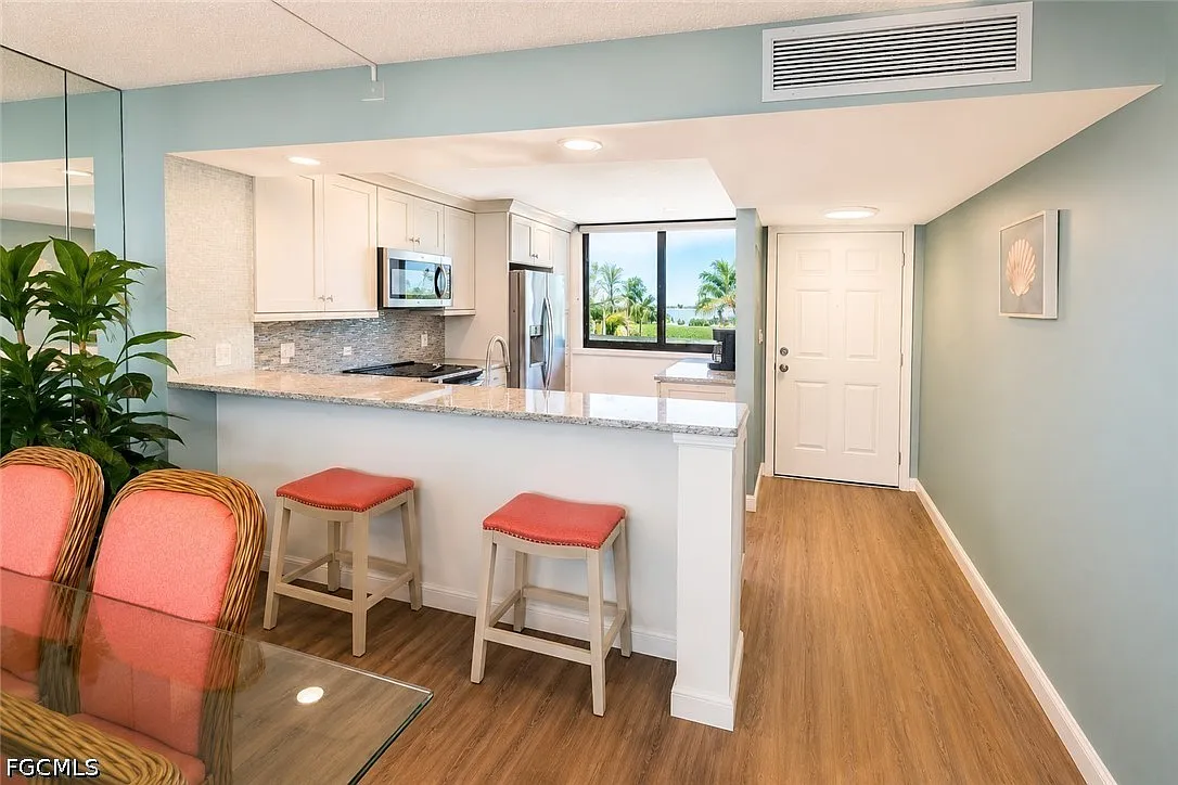 2 bed, 2.0 bath, 1024 sqft, $3,000 — Photo 2
