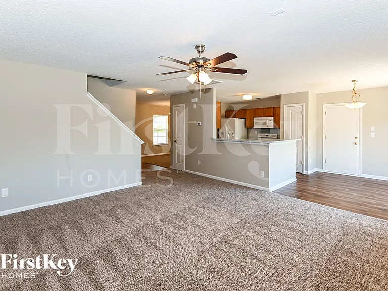 8121 Chatham Oaks Dr — Photo 2