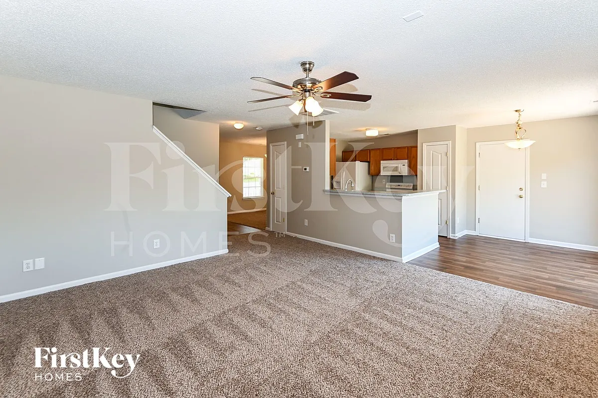 Building Photo - 8121 Chatham Oaks Dr