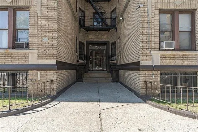 3 bed, 1.0 bath, 796 sqft, $2,050 — Photo 2