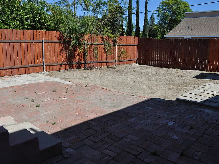 11256 Victory Blvd — Photo 20