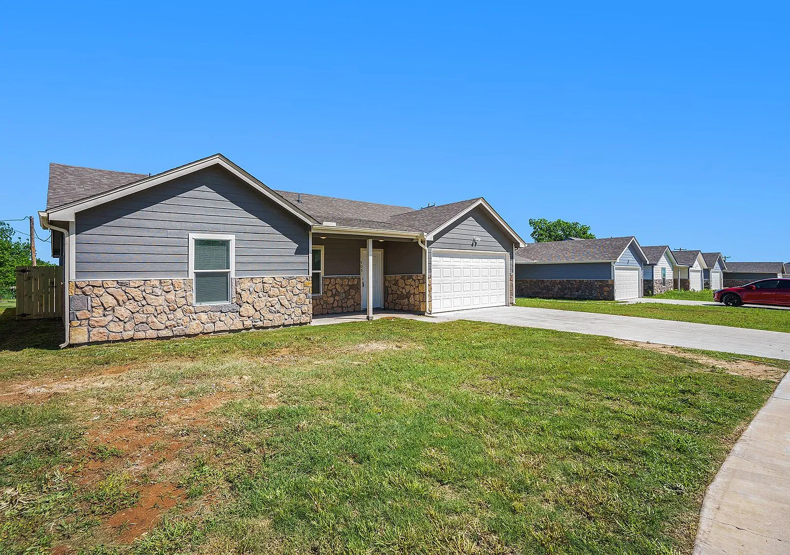 Spacious Single-Story Home with Open Layout & Huge Fenced Backyard — Photo 3