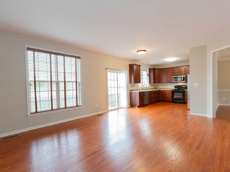305 Lewisburg Ln — Photo 7