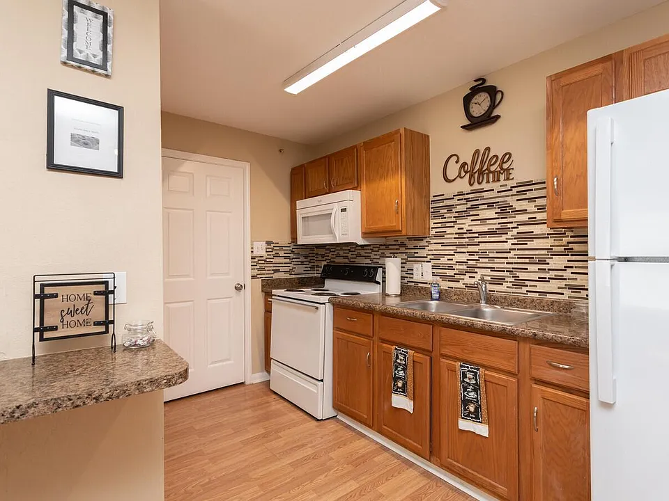 Beautiful kitchen fully equipped with Fridge, Stove, Microwave, Oak Cabinets.