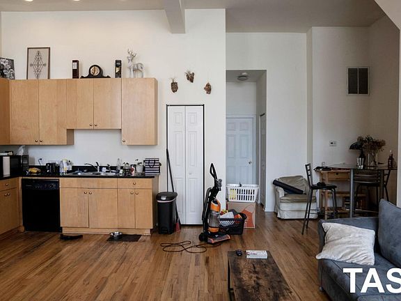 3rd image of 1261 N Greenview Ave #1F