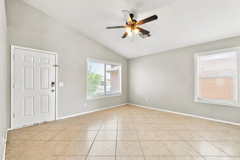 3 bed, 2.0 bath, 1330 sqft, $1,960 — Photo 3