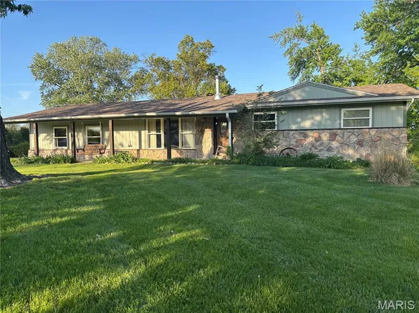 2 Saint Raymond Dr, Saint Peters, MO 63376