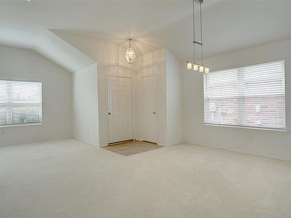 3rd image of 10313 Lake Park Dr
