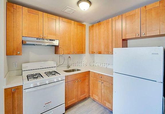 4th image of 42 E 132nd St APT 4A