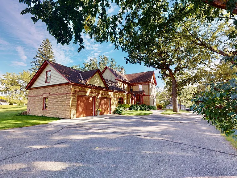 28 1st Ave NW — Photo 3