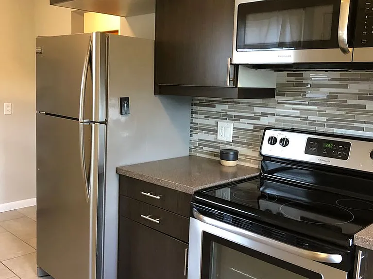 1607 Plymouth Ave — Photo 5