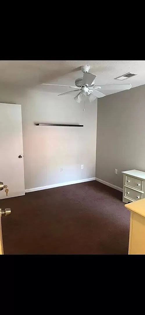 Room in 4 Bedroom Home at University Ct — Photo 4