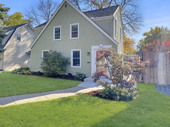 694 Montana Ave E, Saint Paul, MN 55106