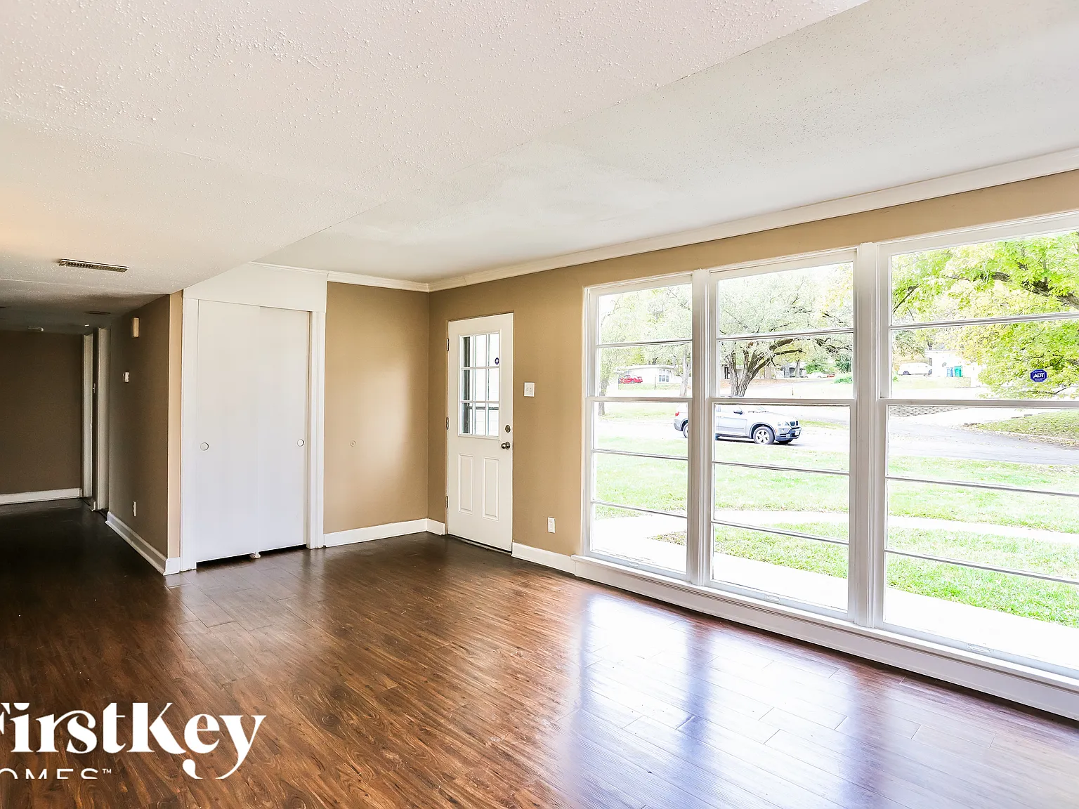 4 bed, 1.0 bath, 1418 sqft, $2,020 — Photo 3