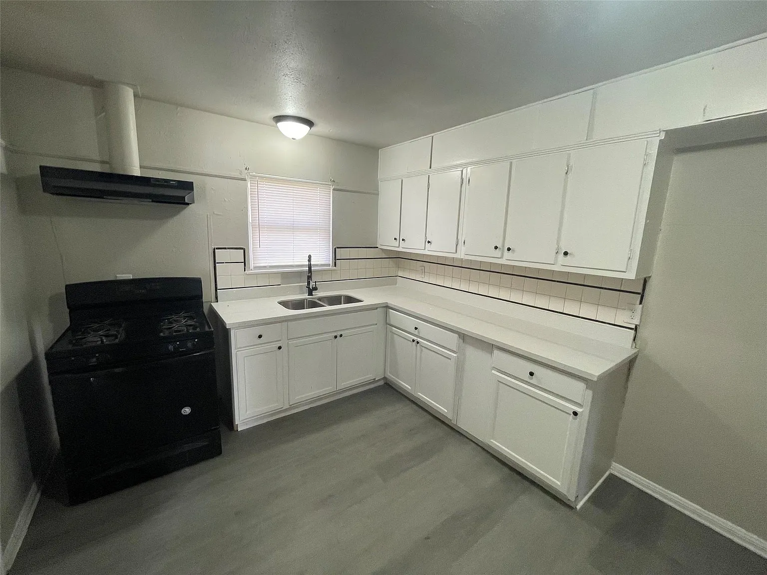 4 bed, 2.0 bath, 759 sqft, $1,850 — Photo 2