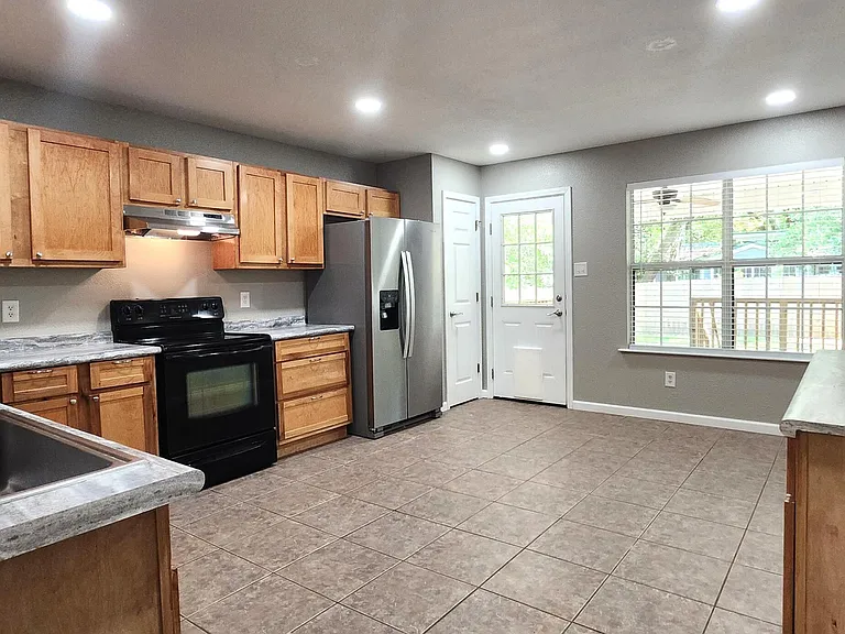 1608 Hunt St — Photo 5