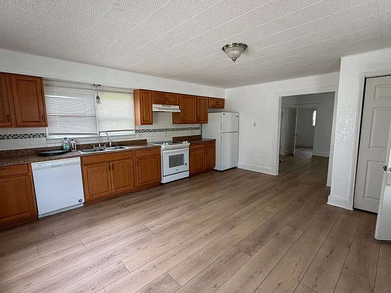 813 S Lillian Ave — Photo 3
