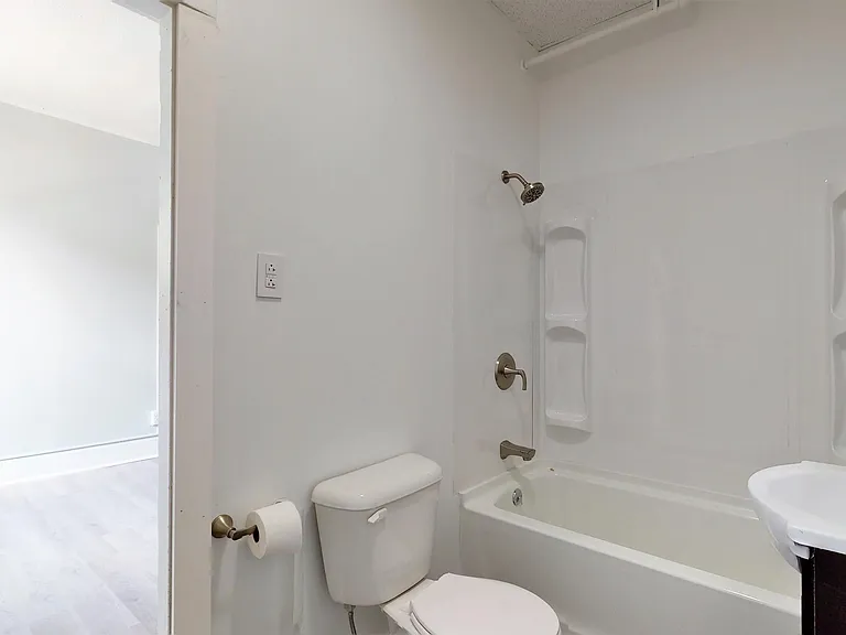 907 Main St — Photo 8