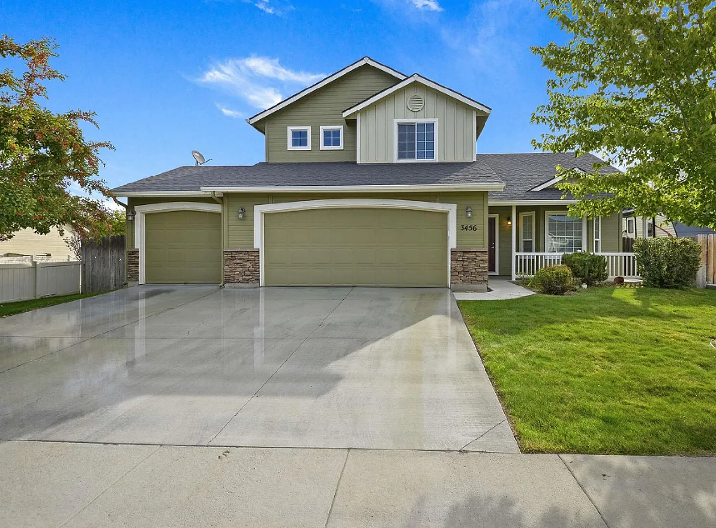 Spacious 4-Bedroom Home with 3-Car Garage — Photo 1