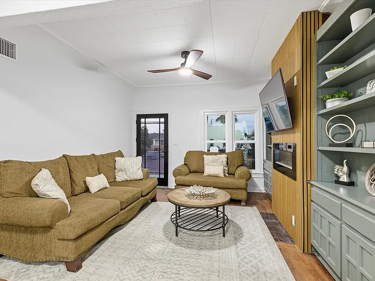 2029 E Yale St — Photo 16