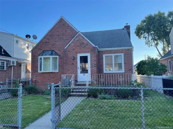 37 Stephen Avenue, New Hyde Park, NY 11040