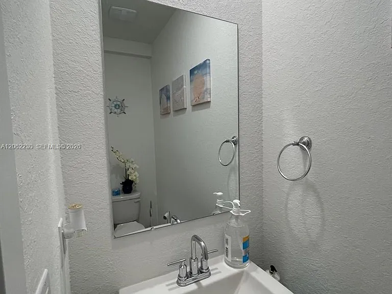 1042 SE 23rd Ter — Photo 7