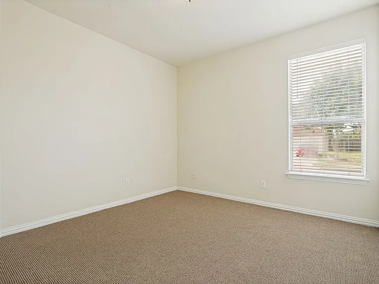 1000 Leoti Ln — Photo 6