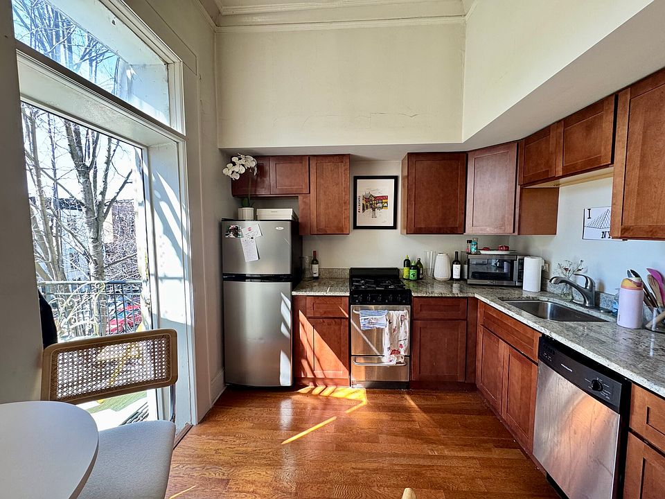 1st image of 1945 N Lincoln Ave APT 3F