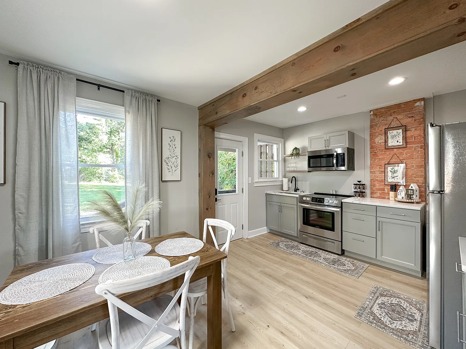 2 bed, 1000 sqft, $2,100 — Photo 2
