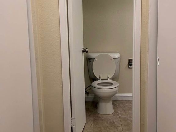 4th image of 2423 W Acacia Ave