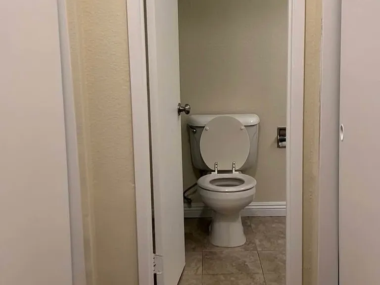 2423 W Acacia Ave — Photo 4
