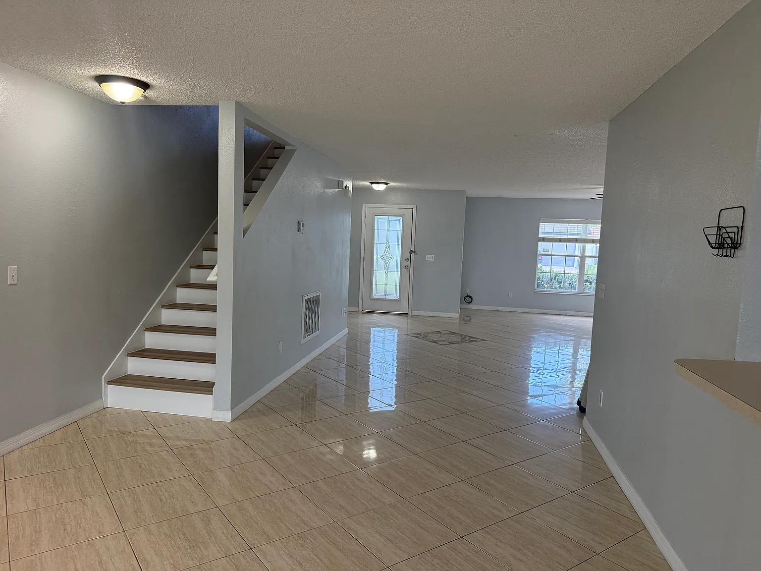 5 bed, 3214 sqft, $3,400 — Photo 3