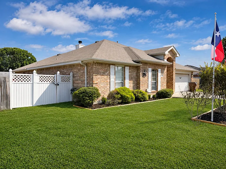 1327 Walter Ellison Dr — Photo 3