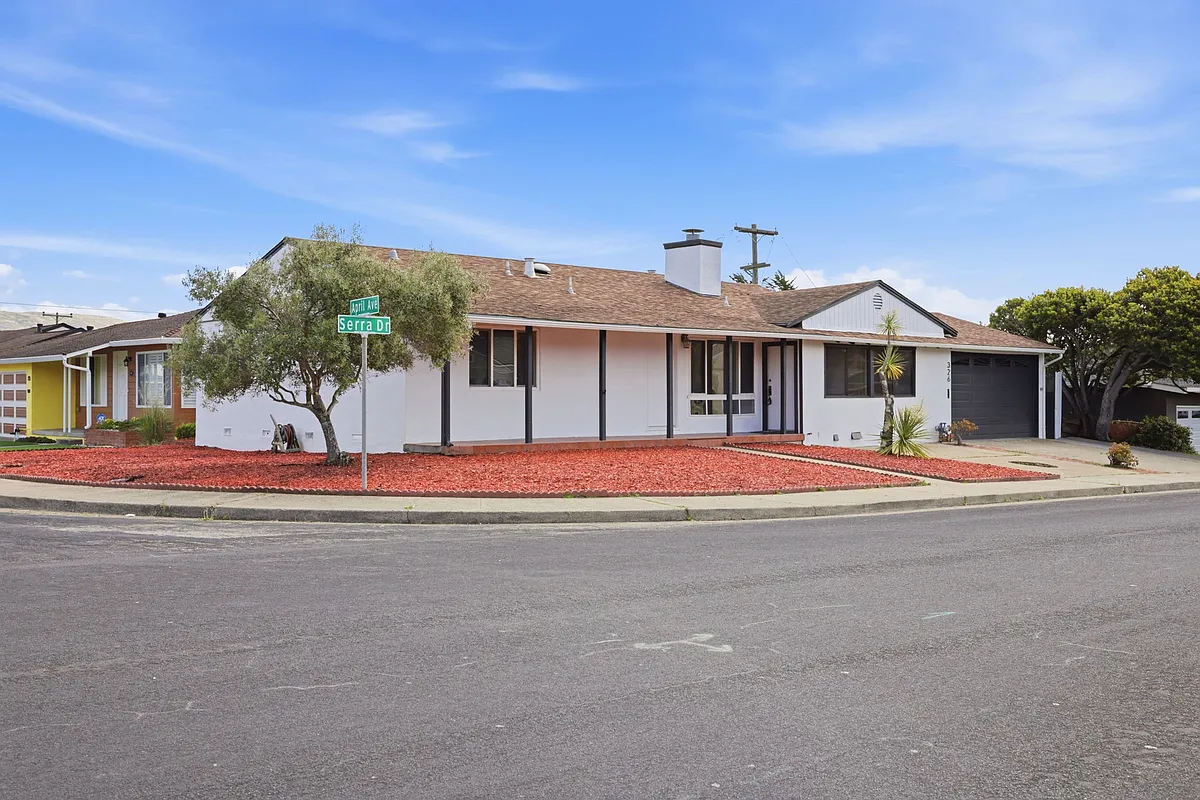 Building Photo - 326 Serra Dr