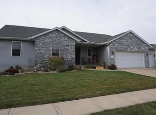 1827 Fawnridge Ln, Pekin, IL 61554