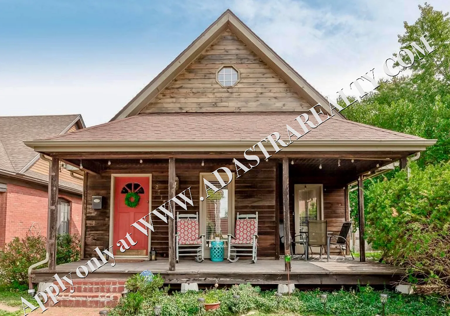 Inviting 3 Bedroom Close to Everything-Available NOW!! — Photo 2