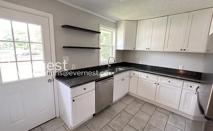 3217 Plaza Cir — Photo 4