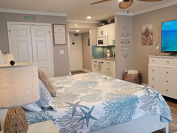 4th image of 201 74th Ave N Unit 2433