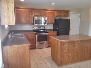 2324 E Sycamore St, Tonganoxie, KS 66086