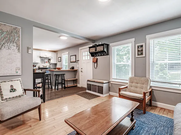 19 Ledgewood Drive, Falmouth, ME 04105