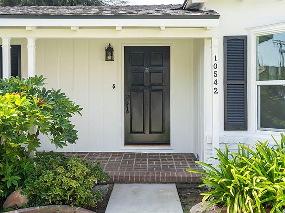 4th image of 10542 Moorpark St
