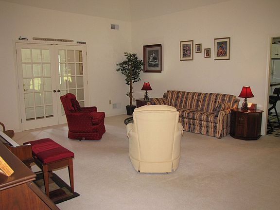 Vaulted ceiling in great rm.