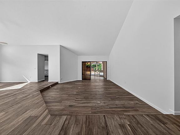 4th image of 23203 L Ermitage Cir