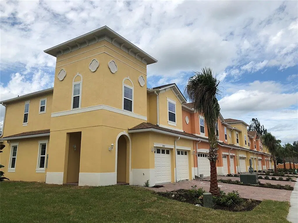 5 bed, 3.5 bath, 1750 sqft, $2,895 — Photo 2