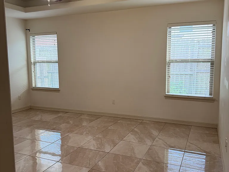 3901 Thunderbird Ave — Photo 2
