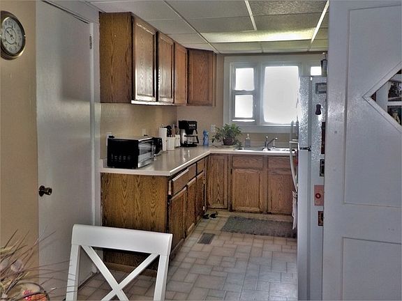 3rd image of 123 E Hughes St
