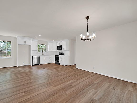 4th image of 800 3rd Terrace Cir