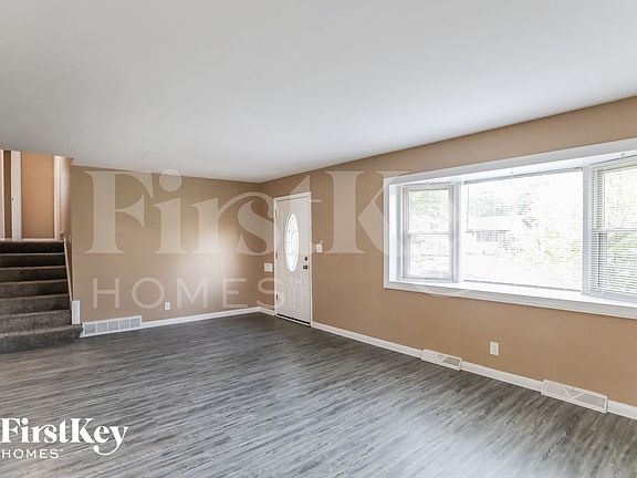 4th image of 1015 Thunderbird Dr